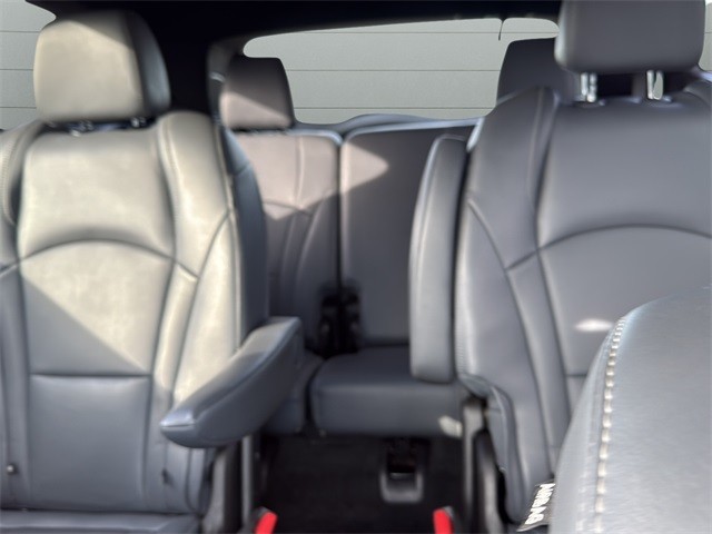 Buick Enclave Vehicle Full-screen Gallery Image 27