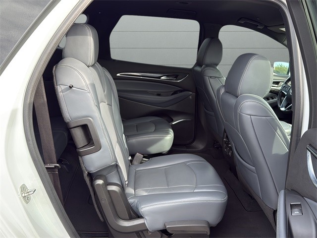 Buick Enclave Vehicle Full-screen Gallery Image 13