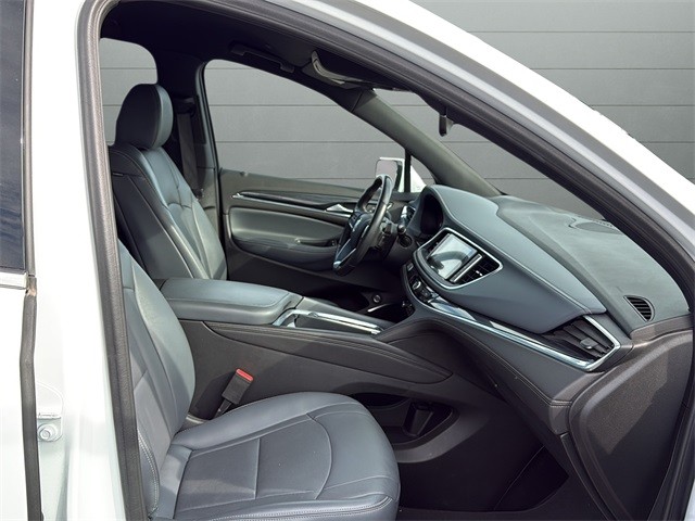 Buick Enclave Vehicle Full-screen Gallery Image 14