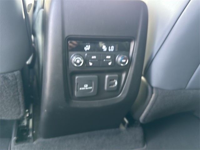 Buick Enclave Vehicle Full-screen Gallery Image 16