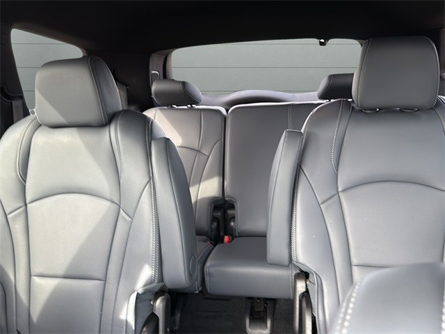 Buick Enclave Vehicle Full-screen Gallery Image 26