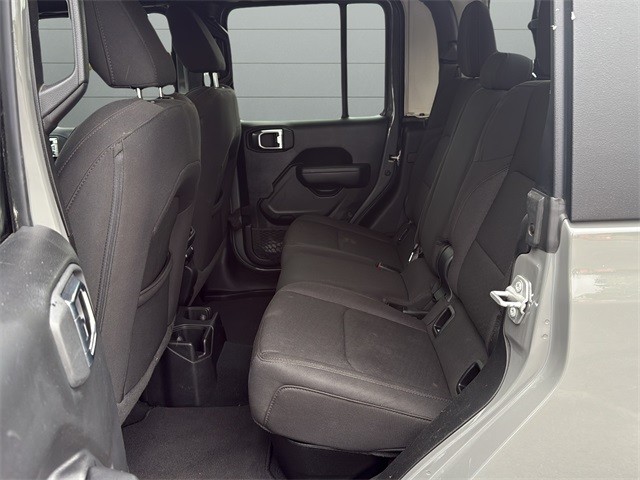 Jeep Gladiator Vehicle Full-screen Gallery Image 16