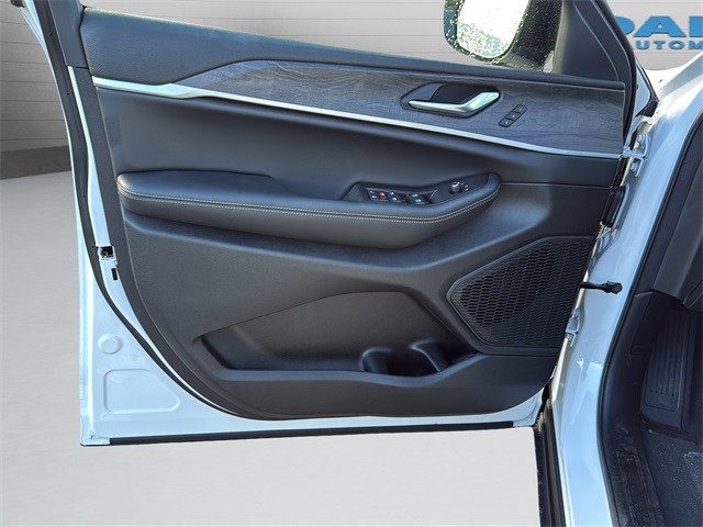 Jeep Grand Cherokee Vehicle Full-screen Gallery Image 11