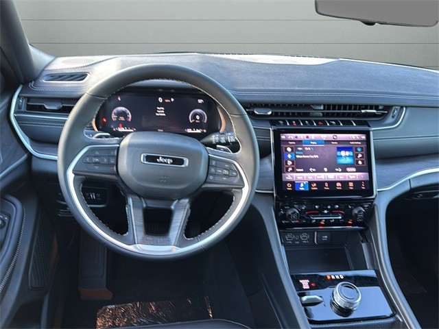 Jeep Grand Cherokee Vehicle Full-screen Gallery Image 12
