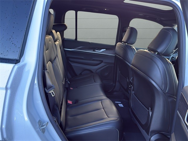 Jeep Grand Cherokee Vehicle Full-screen Gallery Image 14