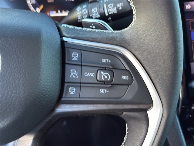 Jeep Grand Cherokee Vehicle Full-screen Gallery Image 19