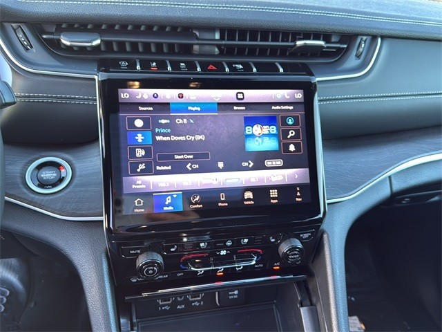 Jeep Grand Cherokee Vehicle Full-screen Gallery Image 22