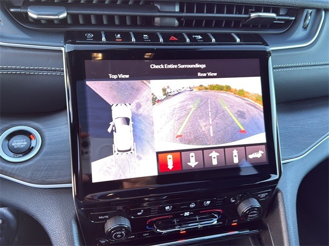 Jeep Grand Cherokee Vehicle Full-screen Gallery Image 23