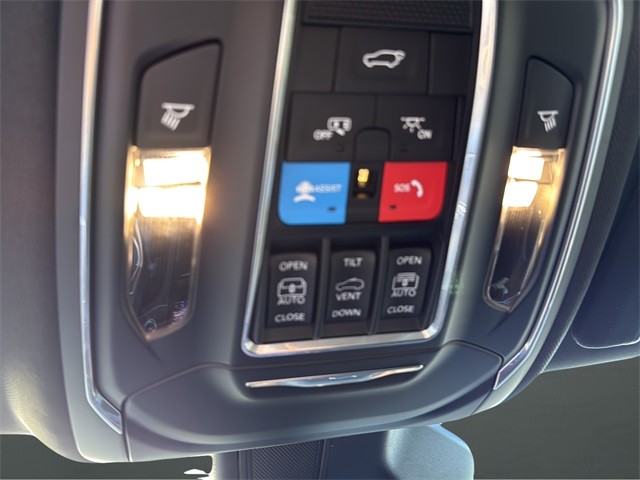 Jeep Grand Cherokee Vehicle Full-screen Gallery Image 24