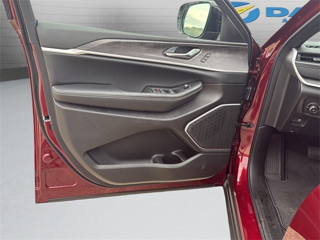 Jeep Grand Cherokee Vehicle Full-screen Gallery Image 11