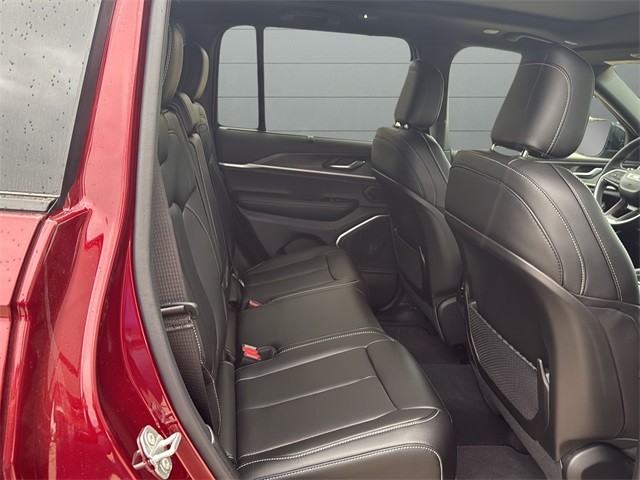 Jeep Grand Cherokee Vehicle Full-screen Gallery Image 14