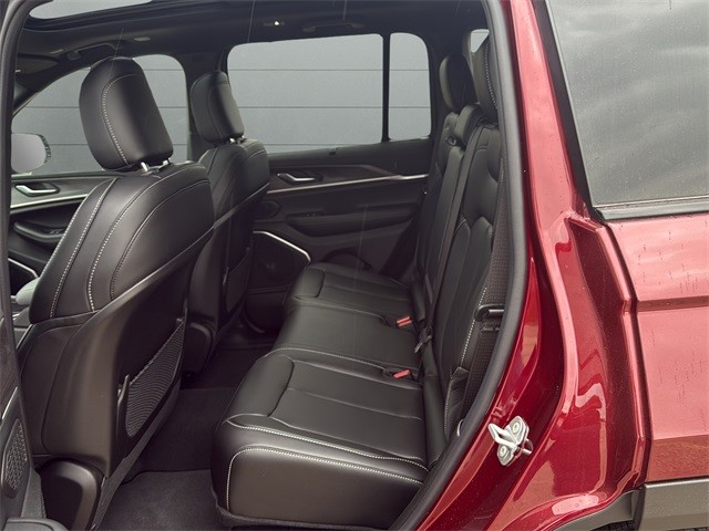 Jeep Grand Cherokee Vehicle Full-screen Gallery Image 17