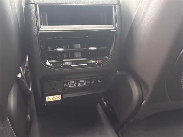 Jeep Grand Cherokee Vehicle Full-screen Gallery Image 18