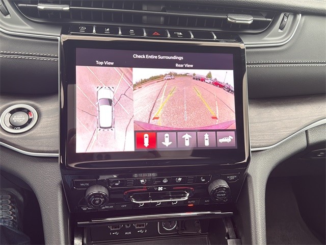 Jeep Grand Cherokee Vehicle Full-screen Gallery Image 23