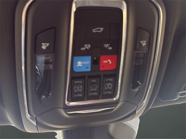 Jeep Grand Cherokee Vehicle Full-screen Gallery Image 24