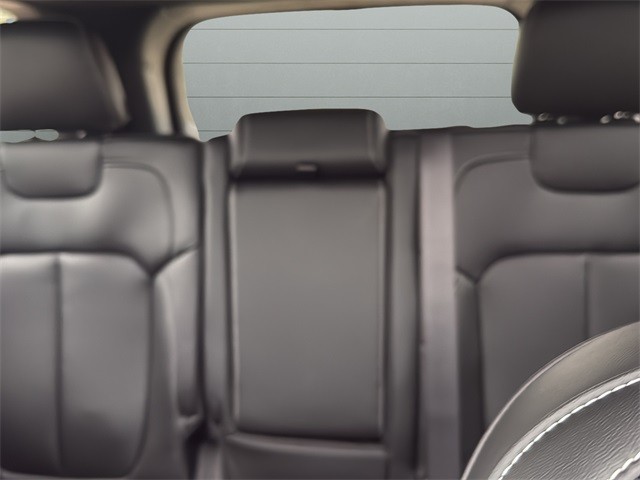 Jeep Grand Cherokee Vehicle Full-screen Gallery Image 28