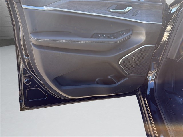 Jeep Grand Cherokee Vehicle Full-screen Gallery Image 11