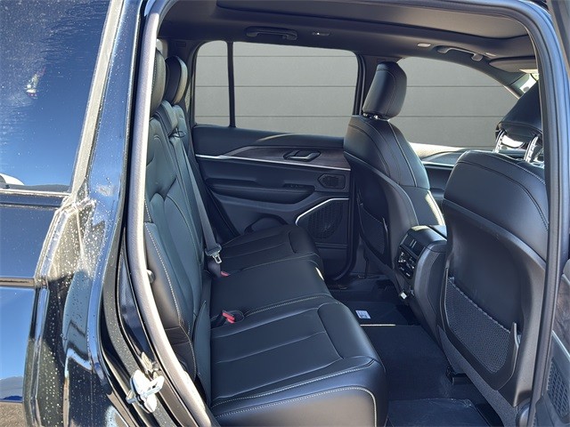 Jeep Grand Cherokee Vehicle Full-screen Gallery Image 14