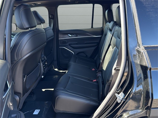 Jeep Grand Cherokee Vehicle Full-screen Gallery Image 17