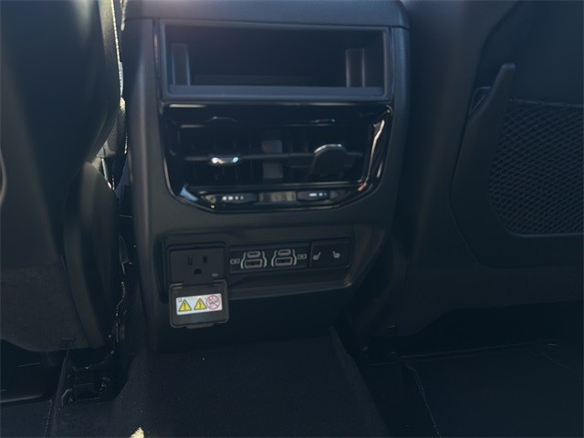 Jeep Grand Cherokee Vehicle Full-screen Gallery Image 18