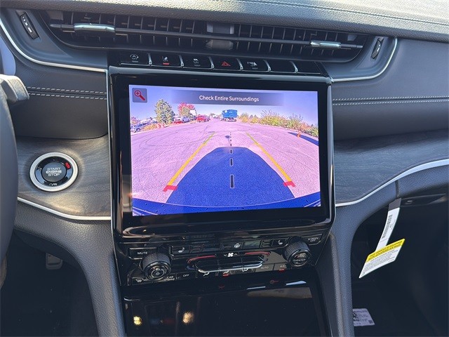 Jeep Grand Cherokee Vehicle Full-screen Gallery Image 23