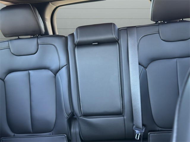 Jeep Grand Cherokee Vehicle Full-screen Gallery Image 28