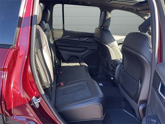 Jeep Grand Cherokee Vehicle Full-screen Gallery Image 14