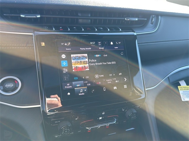 Jeep Grand Cherokee Vehicle Full-screen Gallery Image 22