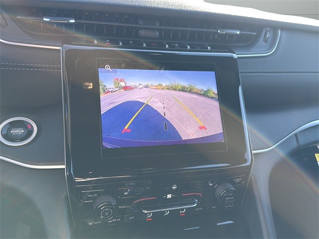 Jeep Grand Cherokee Vehicle Full-screen Gallery Image 23