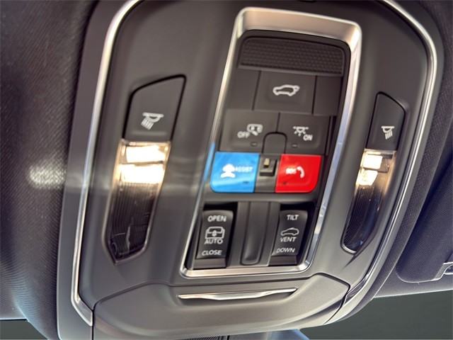 Jeep Grand Cherokee Vehicle Full-screen Gallery Image 24