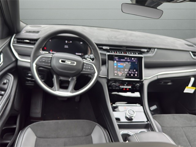Jeep Grand Cherokee Vehicle Full-screen Gallery Image 12