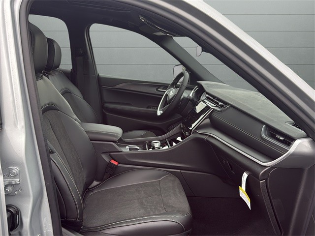 Jeep Grand Cherokee Vehicle Full-screen Gallery Image 15