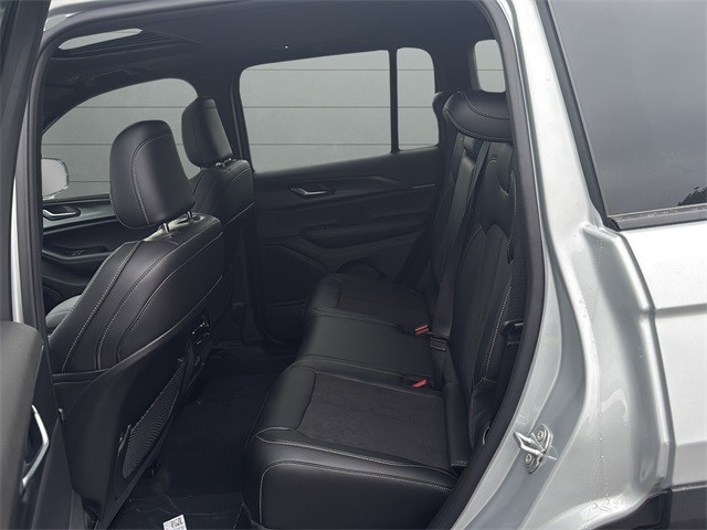 Jeep Grand Cherokee Vehicle Full-screen Gallery Image 17