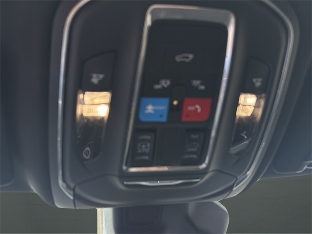 Jeep Grand Cherokee Vehicle Full-screen Gallery Image 24