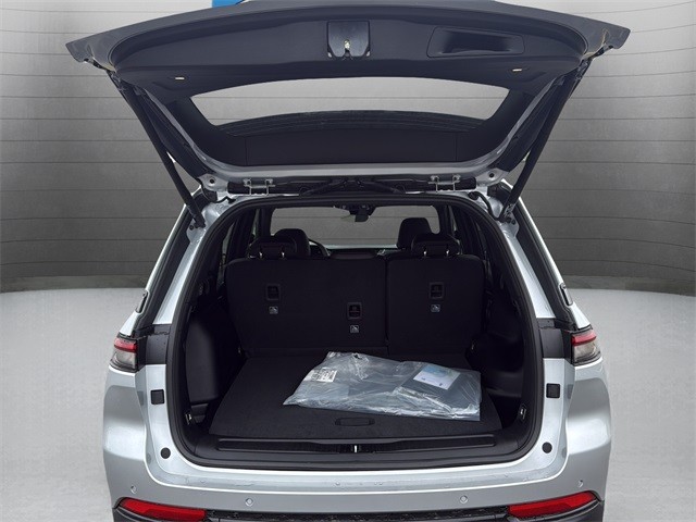 Jeep Grand Cherokee Vehicle Full-screen Gallery Image 26