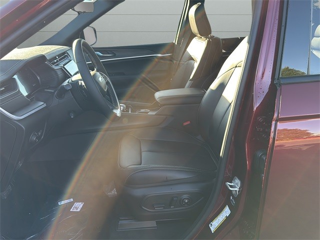 Jeep Grand Cherokee Vehicle Full-screen Gallery Image 10