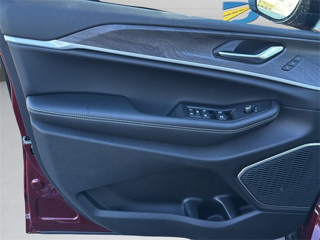 Jeep Grand Cherokee Vehicle Full-screen Gallery Image 11