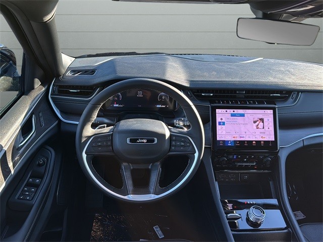 Jeep Grand Cherokee Vehicle Full-screen Gallery Image 12