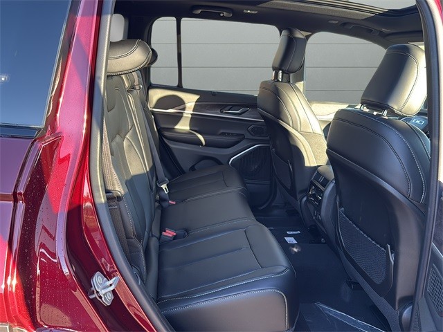 Jeep Grand Cherokee Vehicle Full-screen Gallery Image 14