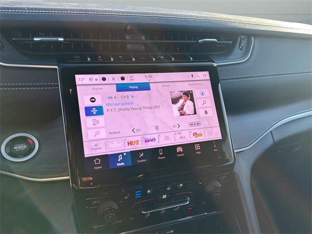 Jeep Grand Cherokee Vehicle Full-screen Gallery Image 22