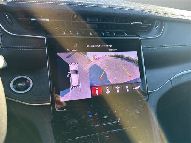 Jeep Grand Cherokee Vehicle Full-screen Gallery Image 23