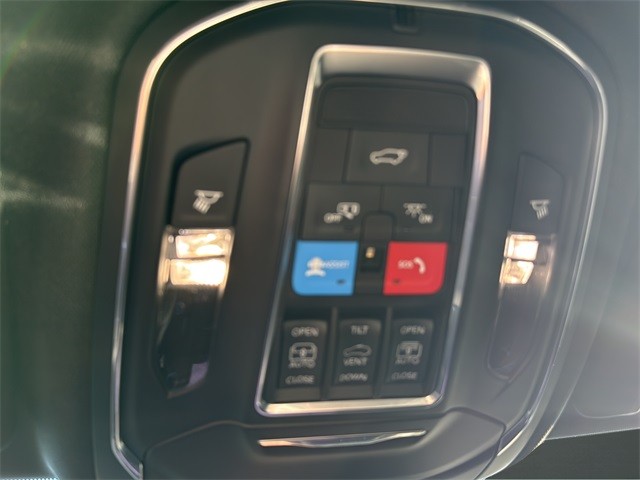 Jeep Grand Cherokee Vehicle Full-screen Gallery Image 24