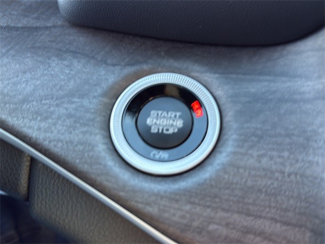 Jeep Grand Cherokee Vehicle Full-screen Gallery Image 25