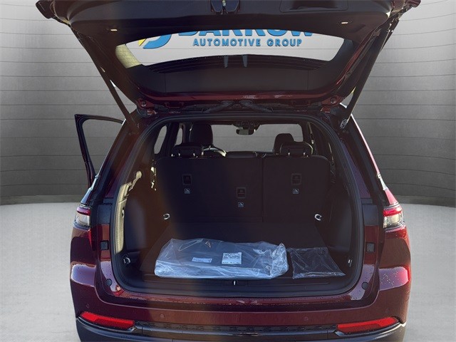 Jeep Grand Cherokee Vehicle Full-screen Gallery Image 26