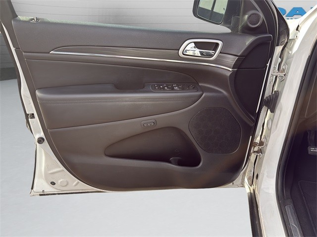 Jeep Grand Cherokee Vehicle Full-screen Gallery Image 11