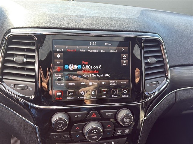 Jeep Grand Cherokee Vehicle Full-screen Gallery Image 22