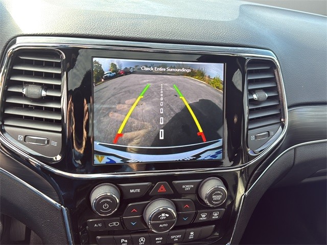 Jeep Grand Cherokee Vehicle Full-screen Gallery Image 23