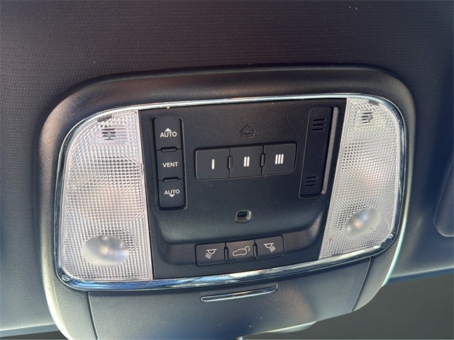 Jeep Grand Cherokee Vehicle Full-screen Gallery Image 24