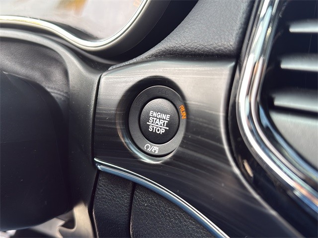 Jeep Grand Cherokee Vehicle Full-screen Gallery Image 25