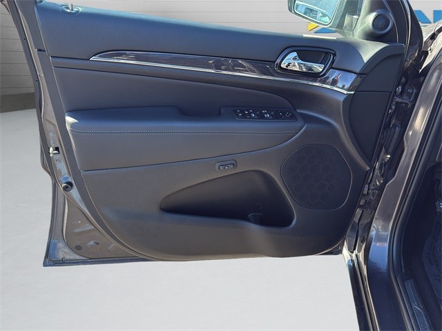 Jeep Grand Cherokee Vehicle Full-screen Gallery Image 11